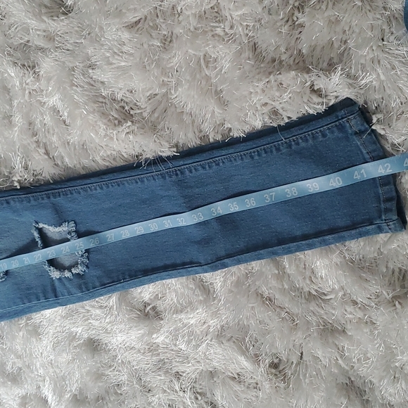 BNWT Distressed Jeans - Picture 6 of 8